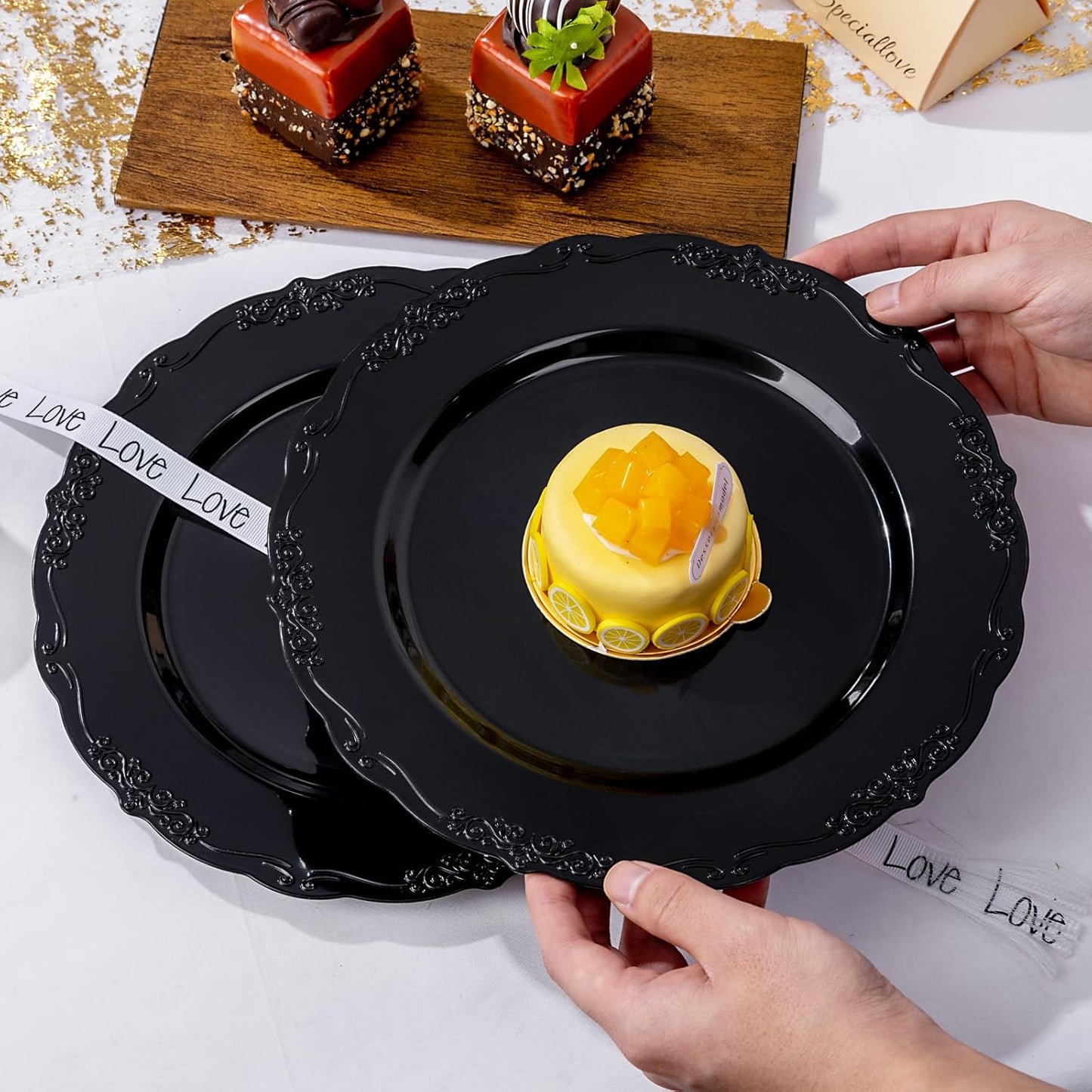 DaYammi 36PCS Black Plastic Plates, Heavy Duty Black Disposable Plates Premium 10inch Dinner Plates Hard Plastic Plates Disposable for Party and Wedding