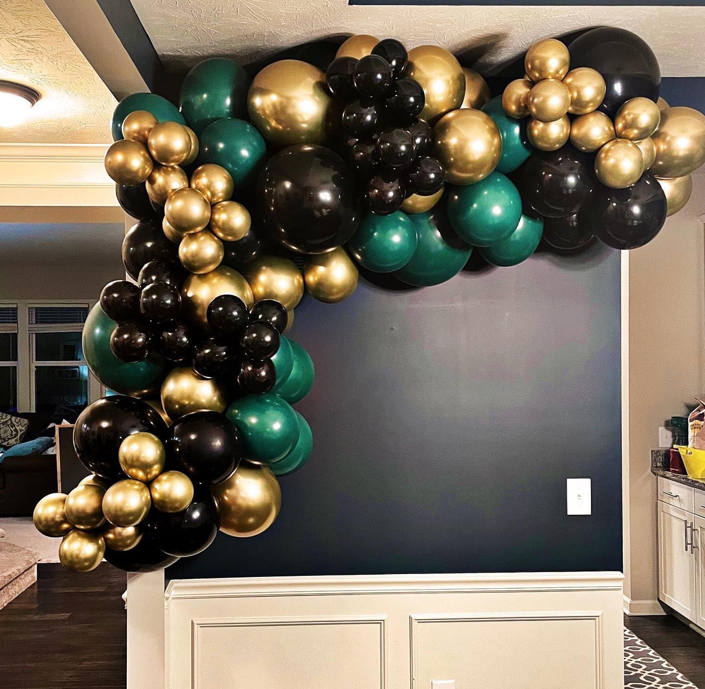 Green and Gold Black Balloon Arch Kit, 201Pcs Explosion Star Emerald Forest Dark Green Metallic Gold Black Balloons Garland for Birthday Baby Shower Jungle Graduation Prom Party Decorations