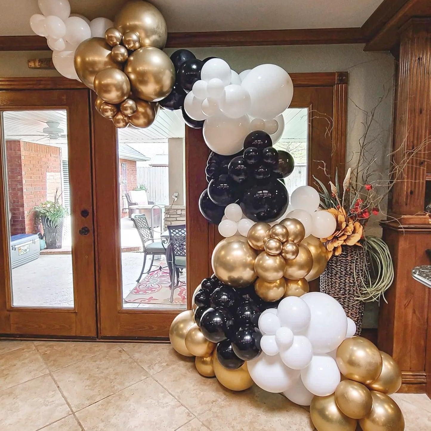 Black and Gold Balloon Arch Kit, ADOINBY 140Pcs Black White Metallic Gold Confetti Latex Balloons 18 12 10 5 Inch Different Size Balloons for Birthday Anniversary Graduation Wedding Party Decorations