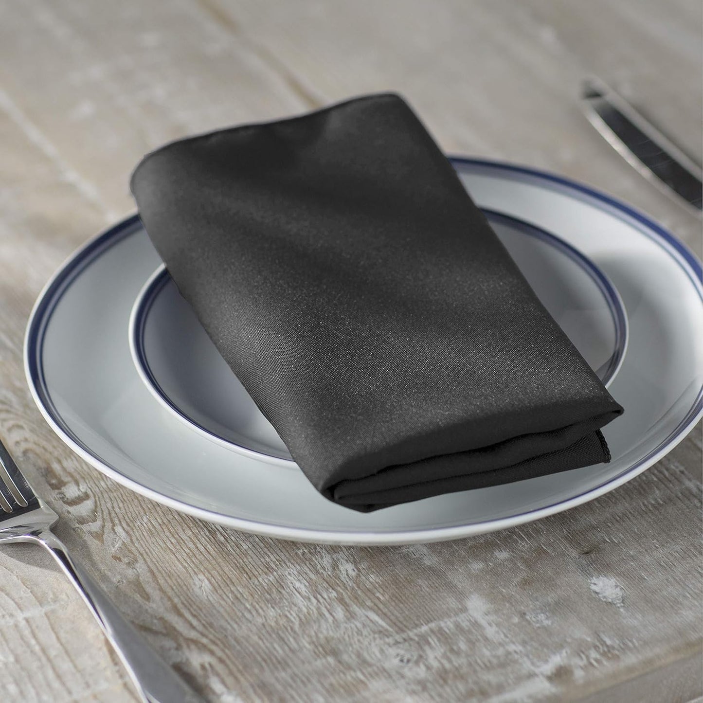 LA Linen 4-Pack Poly Blend Napkins - Soft, Washable, Stain & Wrinkle Resistant - Dinner & Party Napkins - 18x18 - Black
