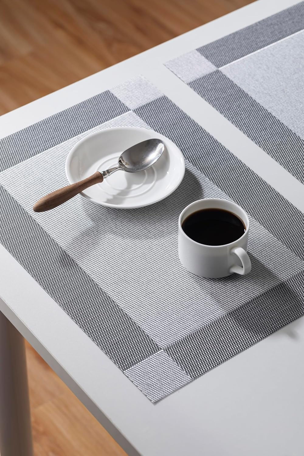 LEXMORE Placemats Set of 4 Vinyl/Plastic Woven Place Mats for Kitchen Table Indoor/Outdoor Washable Placemat Wipeable Dining Table Mats(Silver Cube)