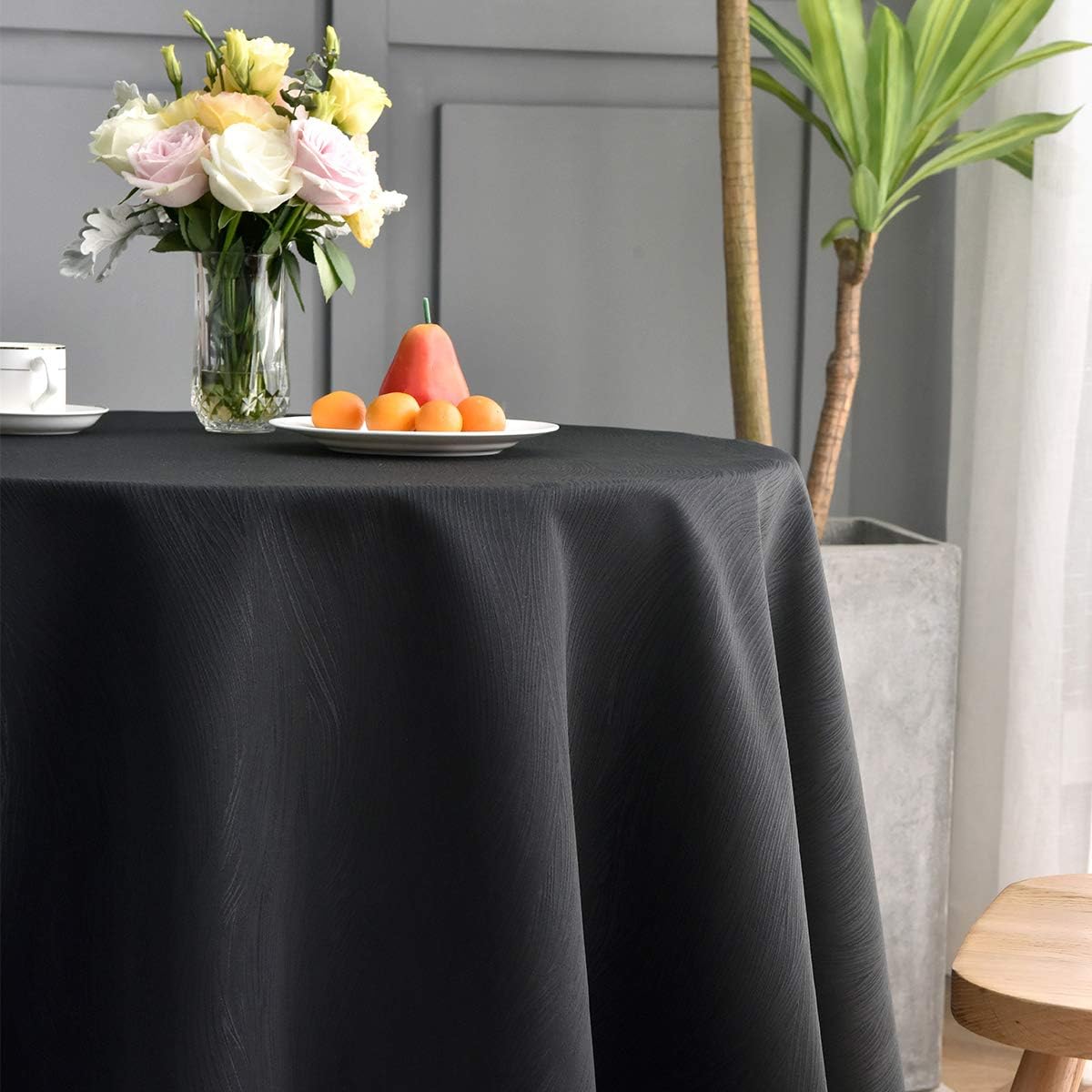 maxmill Jacquard Round Table Cloth Swirl Pattern Waterproof Antiwrinkle Heavy Weight Soft Tablecloths for Circular Table Cover and Kitchen Dinning Tabletop Decoration Round 70 Inch Black