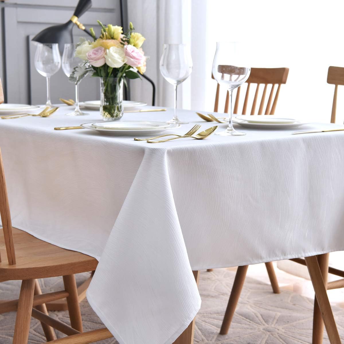 maxmill Jacquard Tablecloth Swirl Design Water Resistance Antiwrinkle Heavy Weight Soft Table Cloth for Buffet Banquet Parties Event Holiday Dinner Rectangle 60 x 84 Inch White