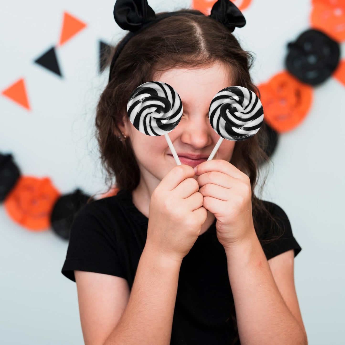 Black and White Halloween Lollipops, 24 Pieces of swirl Lollipops Individually Wrapped, Perfect Trick or Treat for Kids and Adults, Halloween Candy Individually Wrapped for Sharing at Parties