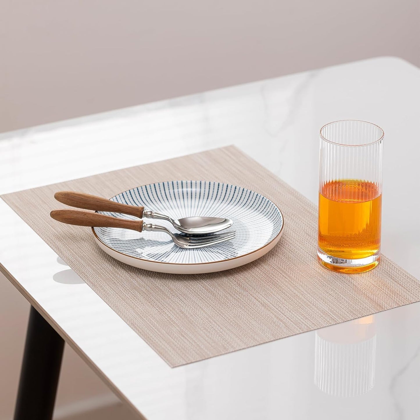 LEXMORE Placemats Set of 8 Vinyl/Plastic Woven Place Mats for Kitchen Table Indoor/Outdoor Washable Placemat Wipeable Dining Table Mats(Beige)