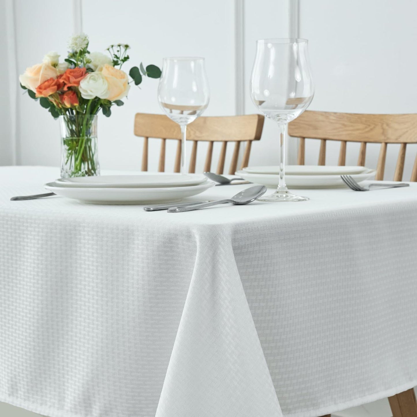 maxmill Weaved Texture Rectangle Tablecloth Water Resistant Wrinkle Free Spill-Proof, Soft Table Cloth for Dining Room Decoration, Banquet Parties Event Holiday Dinner, 60 x 84 Inch White