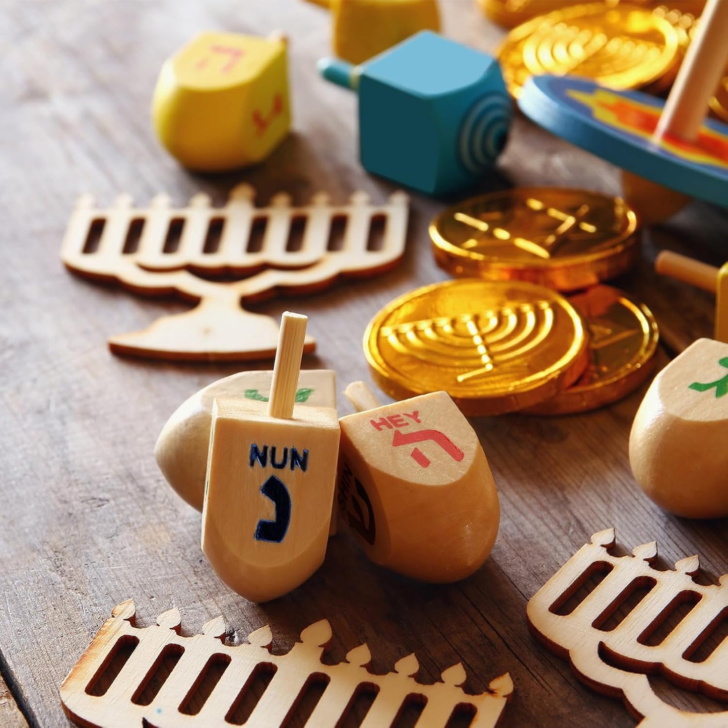 Wettarn 100 Pieces Hanukkah Dreidels Bulk Wooden Hanukkah Dreidels with Game Instruction Cards for Party Game(Size 1,Classic Style)