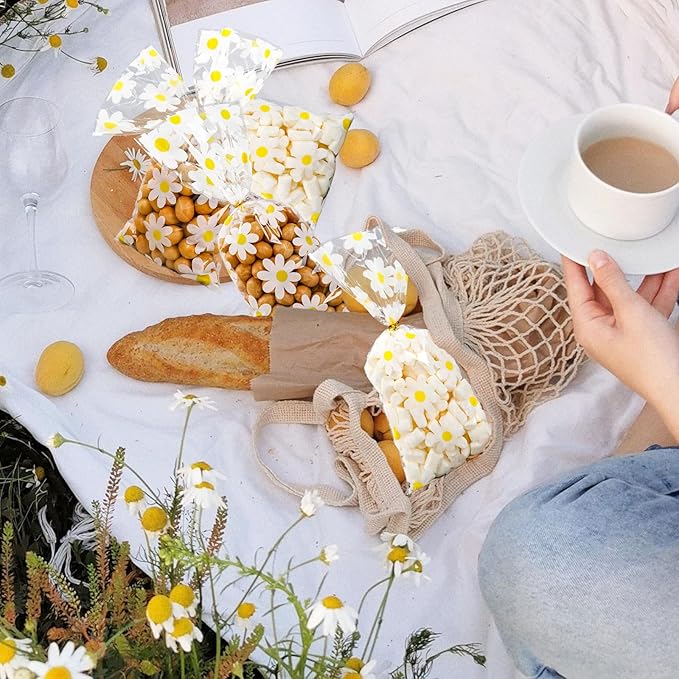 Whaline 100Pcs Daisy Cellophane Bag with Gold Twist Ties White Flower Plastic Candy Cookie Bags Floral Cello Goodie Bags for Spring Summer Boho Hippie Daisy Flower Party Birthday Baby Shower Wedding