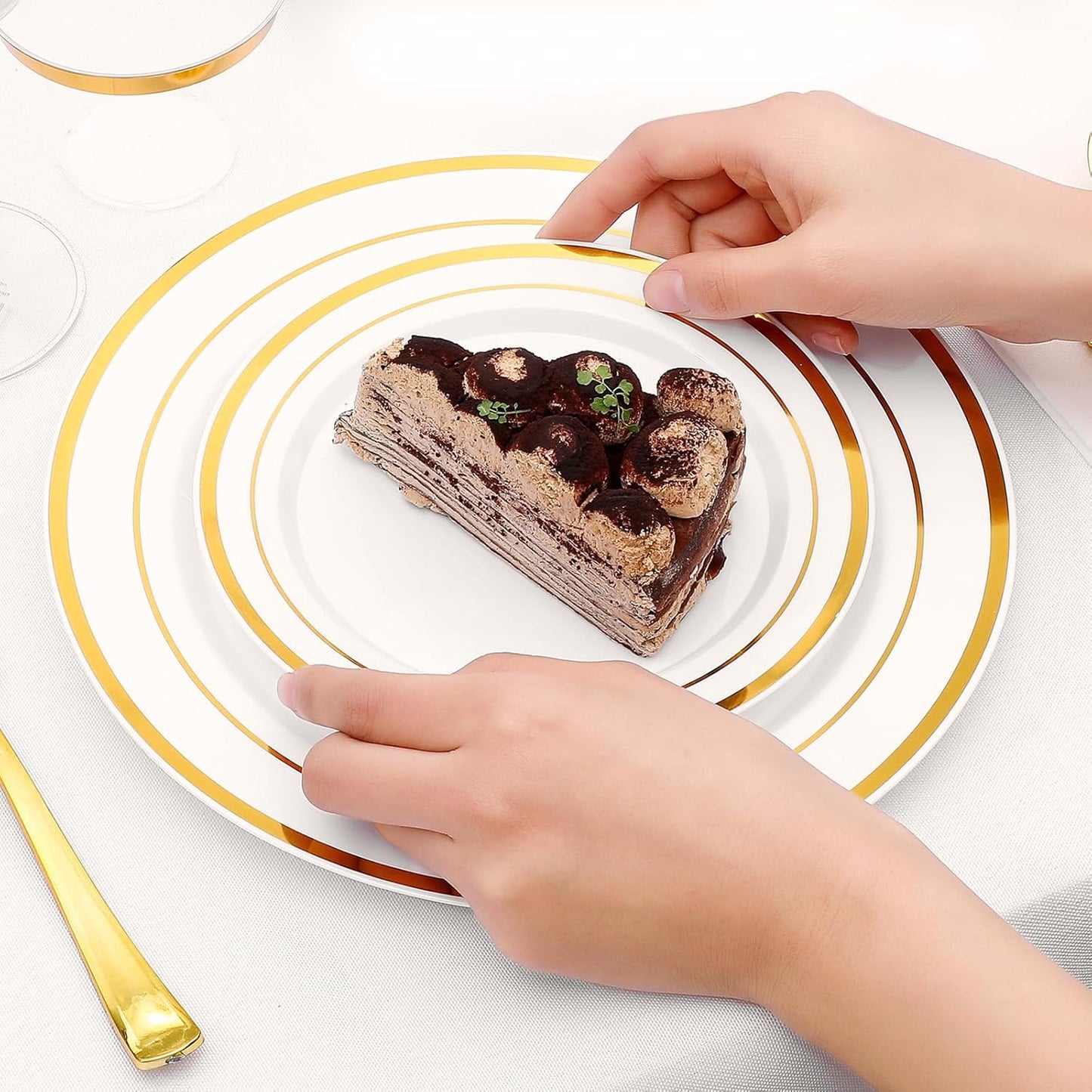700-Piece Gold Rim Plastic Dinnerware Set for 100 Guests, Elegant Disposable Dinnerware for Party, Wedding. Includes Dinner Plates, Dessert Plates, Gold Silverware, Napkins, Cups