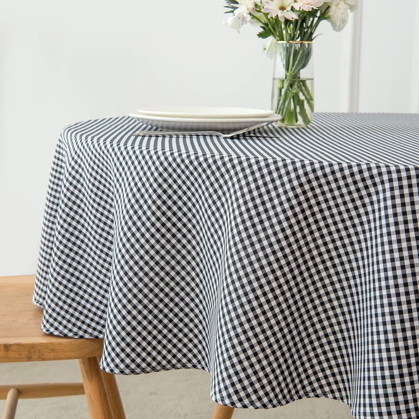 maxmill Round Checkered Tablecloth Spillproof Wrinkle Free Heavy Weight Gingham Table Cloth for Circular Table Cover Buffalo Plaid for Buffet Banquet Parties Holiday Dinner 70 Inch Black White