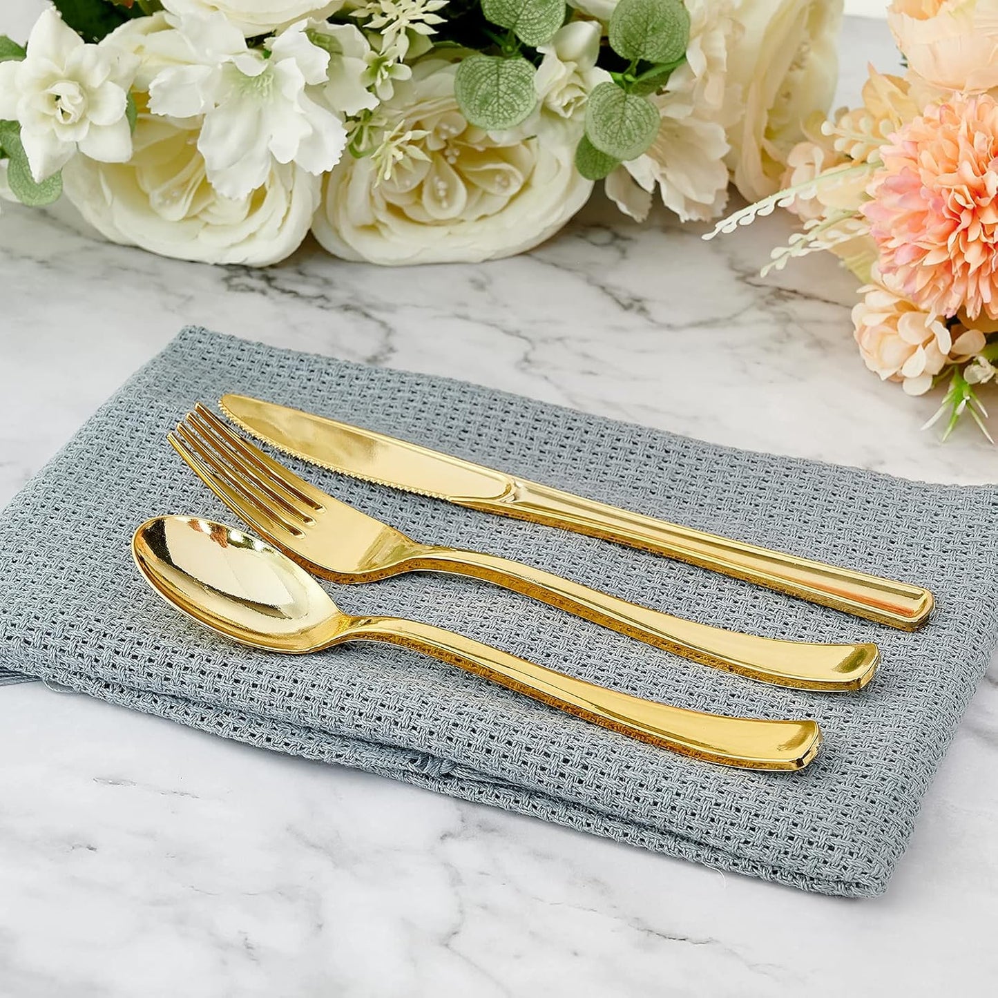 FOCUSLINE 300 Count Gold Plastic Silverware Set - 100 Forks, 100 Knives, 100 Spoons - Heavy Duty Plastic Cutlery Set Disposable Flatware for Catering, Parties, Dinners, Weddings