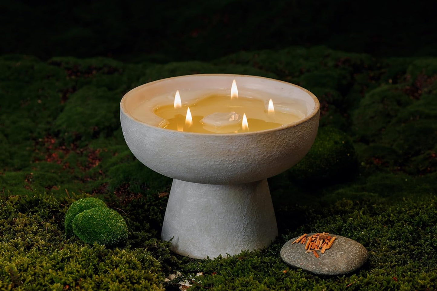 BLUEME Romance - Oakmoss & Sandalwood, Luxury Candle w/Essential Oils, 5 Wick, Hand-Poured Soy, Cotton Wick, Ceramic