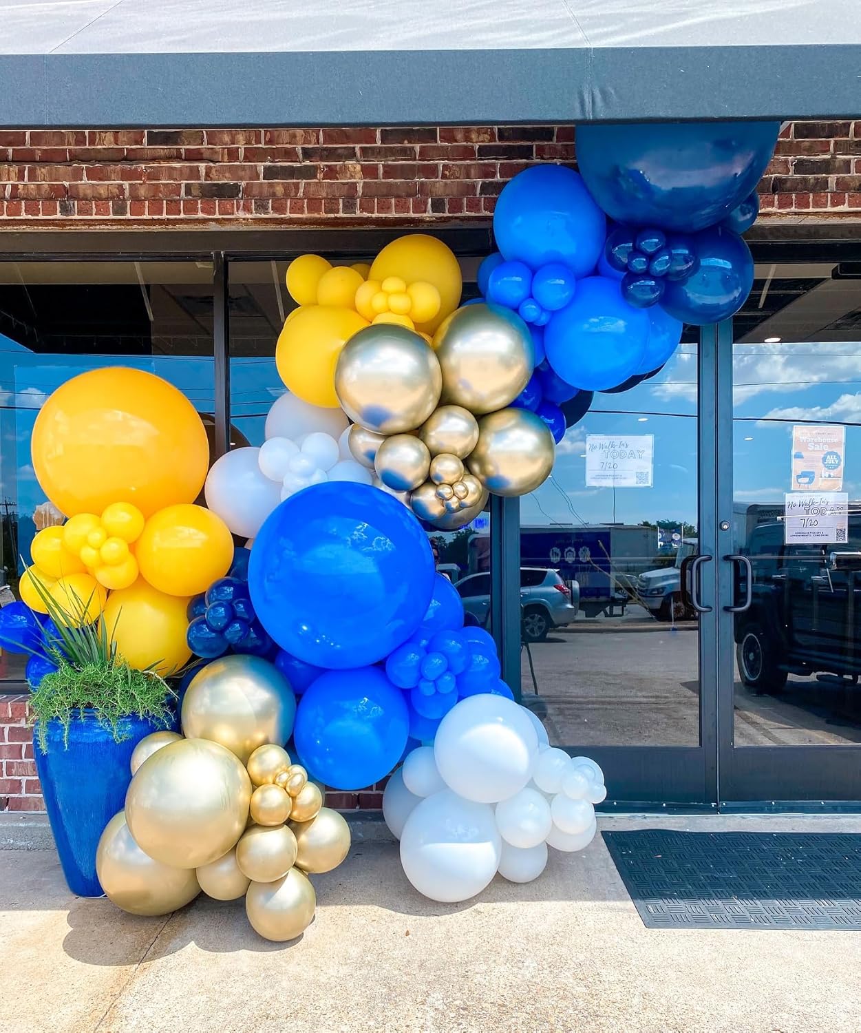 Blue and Gold Balloon Arch Kit, Explosion Star Royal Dark Blue and Metallic Gold White Balloons 22 18 12 10 5 Inch Different Size Balloons for Anniversary Wedding New Year Birthday Decorations
