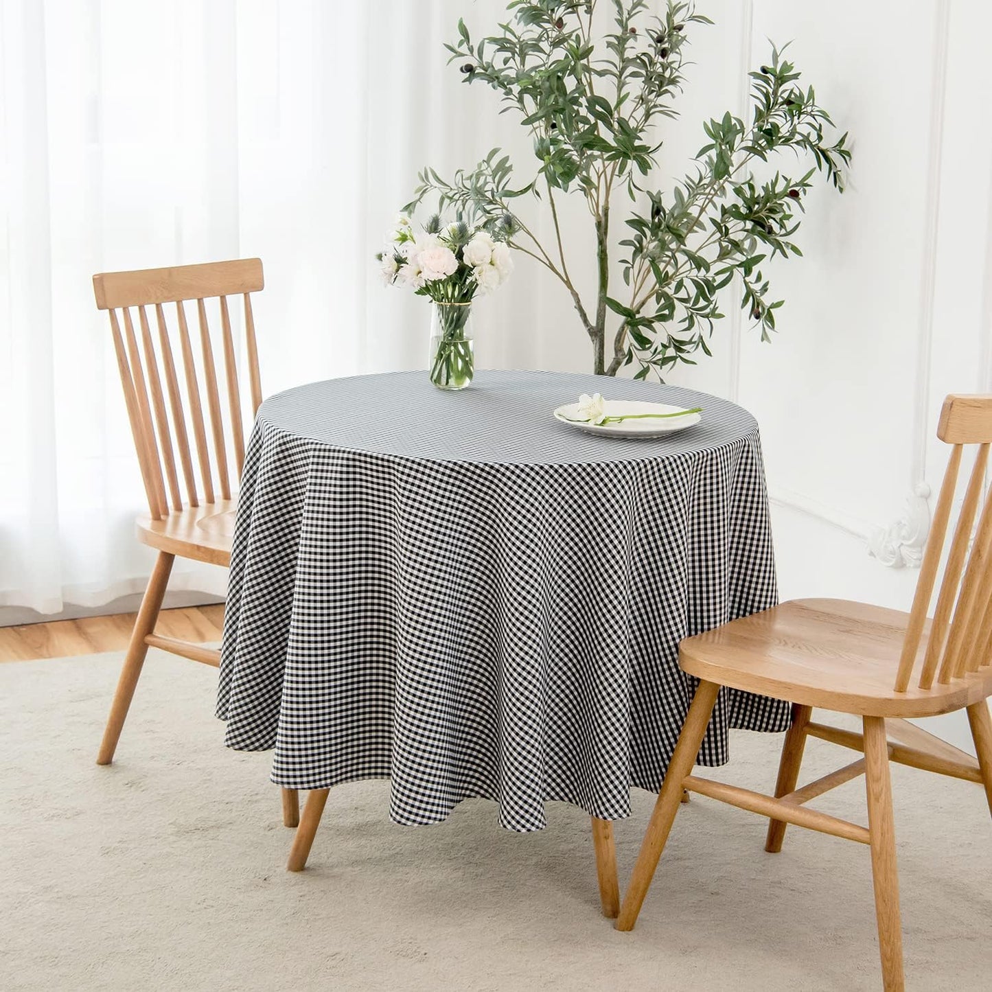 maxmill Round Checkered Tablecloth Spillproof Wrinkle Free Heavy Weight Gingham Table Cloth for Circular Table Cover Buffalo Plaid for Buffet Banquet Parties Holiday Dinner 70 Inch Black White