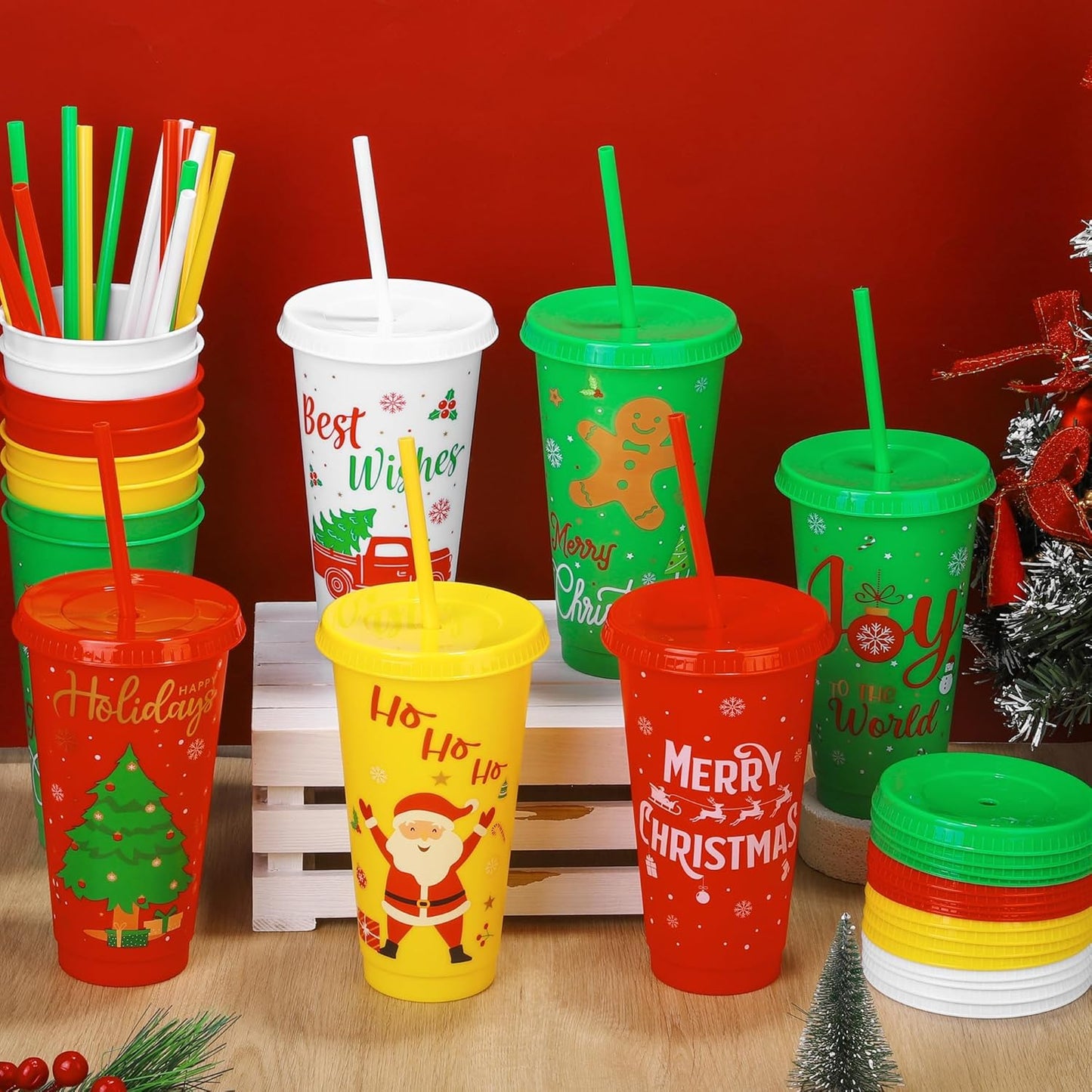 24 Pieces Christmas Plastic Cups 24oz Reusable Plastic Tumbler with Lids and Straws Bulk Christmas Holiday Drinking Cups for Xmas Party Supplies, 6 Designs